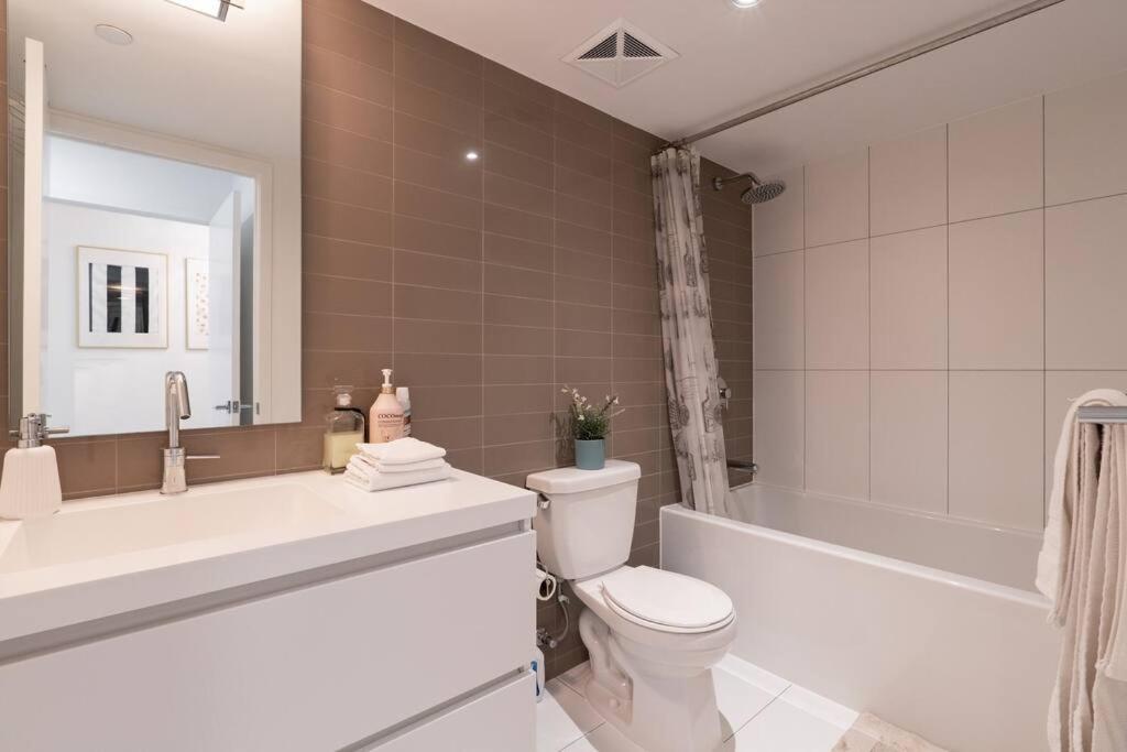 Luxe 2 Bed Suite Downtown Toronto Near Waterfront Exterior photo